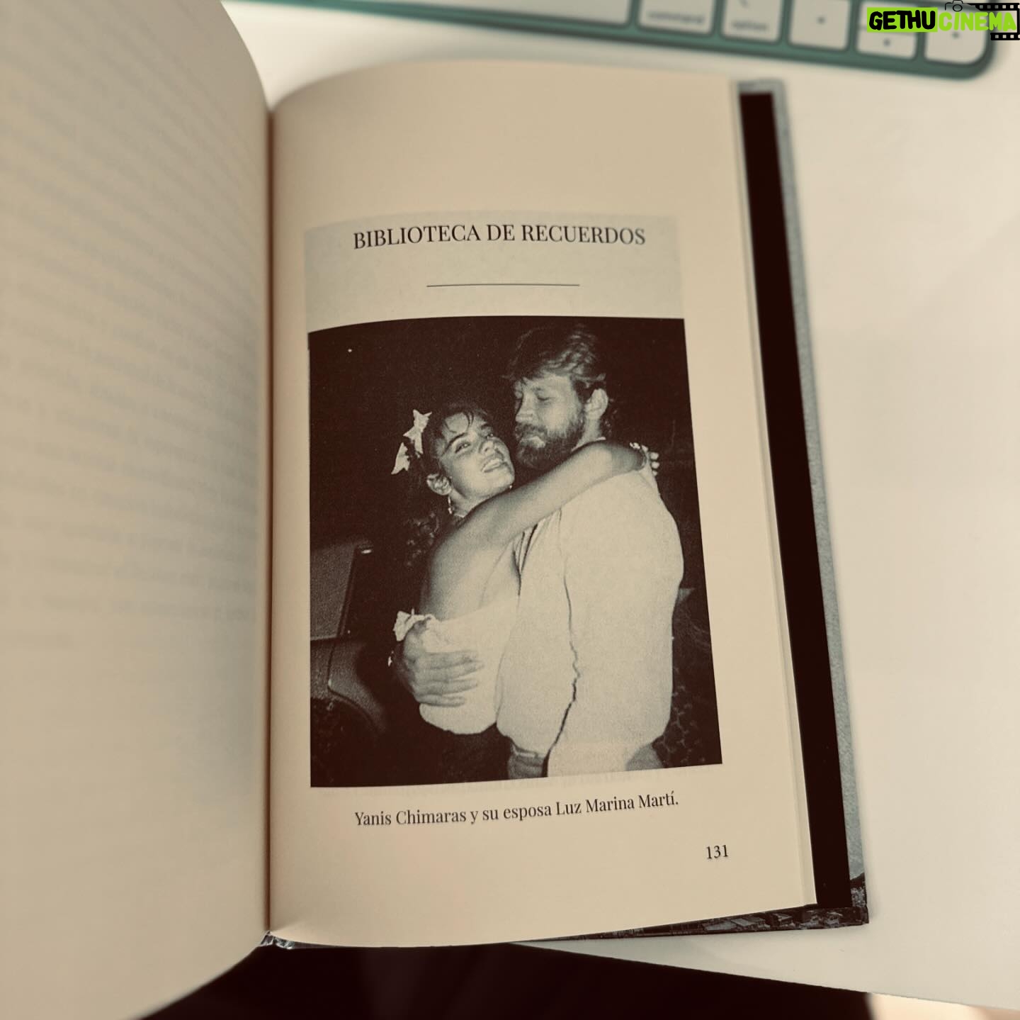 Laura Chimaras Instagram - Debo confesar la profunda nostalgia que me da ver que ya existe el Vol. II de este libro. Verlo, leerlo, olerlo, disfrutar de las fotografías de ellos juntos y saber que esa también es mi historia, me llena de un sentimiento tan profundo que no hay palabras para expresarlo. Detrás de tantas horas de escritura existen miedos, risas, lágrimas, insomnios, vinos, alegrías, vida, muerte… existen tantas cosas… Este año nace el segundo libro más importante de mi vida, las memorias de mi madre convertidas en una novela 🖤 Gracias a mi madre por permitirlo, a Dios por la vida, por esta pasión que siento por la escritura y por ustedes, mi público hermoso🫶 Como dice Silvio ✍🏻 🎶 He estado al alcance de todos los bolsillos Porque no cuesta nada mirarse para adentro He estado al alcance de todas las manos Que han querido tocar mi mano amigamente Pero pobre de mí, no he estado con los presos De su propia cabeza acomodada No he estado en los que ríen con solo media risa Los delimitadores de las primaveras No he estado en los archivos ni en las papelerías Y se me archiva en copias y no en originales No he estado en los mercados grandes de la palabra Pero he dicho lo mío a tiempo y sonriente Yo he preferido hablar de cosas imposibles Porque de lo posible se sabe demasiado🎶