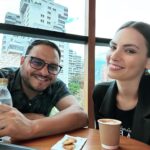 Laura Chimaras Instagram – ¿Qué haríamos sin los mejores amigos? ¿Ustedes se imaginan no tener un amigo de esos que a través de los años se hacen hermanos?

Hoy está de cumpleaños @nelsoncollazo ya tenemos 15 años de amistad, pero no de cualquier amistad, si no de esas que se ha ido transformando a través de los años, y pasamos de ser conocido a ser hermanos.

Este año que pasó, para nosotros fue muy clave, tuvimos quizá, conversaciones más profundas referente al transcurso de su vida y la mía, hemos estado a una llamada o un mensaje cada vez que nos da un ataque de pánico, o cuando estamos caídos algún chiste se hace y cuando estamos felices ambos celebramos los logros de cada uno como si fueran nuestros.

Dios te bendiga Nelsin, celebro tu vida, ojalá Dios nos permita ser hermanos de pánico, Afrin, risas, giras, tristezas por mucho tiempo.

🫶🥹🎉🎈

Nota: la última foto es mi favorita 🤣