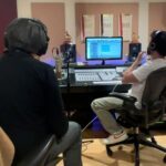 Laura Chimaras Instagram - Cuando empecé este viaje, nunca creí que estaría en el mismo estudio con el maestro @yasmilmarrufo Buscaba en uno de los poemas que sonara a Caracas, fue difícil, ni yo misma sabía cómo explicarlo. Anoche, entre cuentos y risas, entre canciones y recuerdos… Yasmil empezó a tocar, tranquilo, desde una silla negra al otro lado del estudio, con guitarras detrás de él y con luces cálidas, esas que te hacen sentir como en casa. Fue, uno de esos momentos donde no encuentras palabras, donde quizá, no hay nada que decir, sólo sentir… y en efecto, anoche me sentí en Caracas🇻🇪 Yo, apasionada y nerviosa sólo podía decir –gracias, en serio gracias– Gracias a todos los que están dando una semilla para este álbum, yo sigo sin creérmelo, yo sigo soñando y quizá, la vida me siga diciendo que si se puede🤍 Gracias maestro @yasmilmarrufo por tu tiempo, por tu calma, por tus ideas y por tu vida. GRACIAS ✨