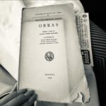 Laura Chimaras Instagram - Tenía 12 años cuando encontré en las páginas de un libro otro tipo de vida, y a través de la nostalgia en la que viví por muchos años me aferré más a ellos. Ellos se hicieron mis amigos en momentos raros, en momentos llenos de mucha felicidad y en la búsqueda de aprender más. Ciudad a la que llego, ciudad que busco sus librerías más escondidas o aquellas más luminosas. En especial ayer, entré a una que se me pareció el estudio de mi casa en Venezuela. Entre la búsqueda de antiguos libros, encontré uno, especial y raramente en español. Al abrirlo tenía anotaciones de alguien que ya lo había leído. Sé, que parece tonto, pero siento fascinante el poder ver que pensaba otra persona leyendo esta obra. Los libros no tienen tiempo, este fue impreso en 1960 y lo tengo en mis manos. No dejes de leer, de buscar experiencias, conocimientos, risas, a través de los libros. Ellos siempre van a mejorar tu lenguaje, tu capacidad de escritura, tu pensamiento. Una reflexión de Domingo en mi lugar seguro ☕️