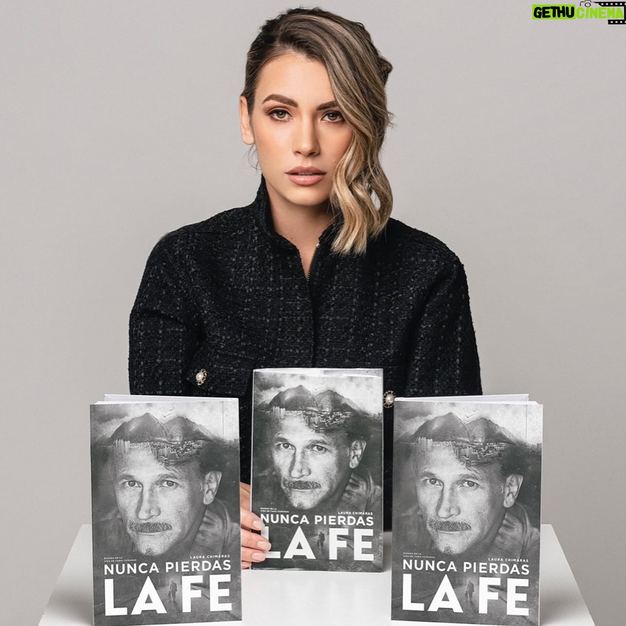 Laura Chimaras Instagram - Buenos días ☕️ Hoy jueves de #TBT quiero recordar el viaje que hemos tenido desde el día que decidí publicar mi primer libro 📚 1) Pasiones Narcóticas en el 2017 🖤 (ficción) 2) Contratiempo junto a @andreinaepa en el 2018 🤍 (ficción) 3) La Historia de una Adicta en el 2019 🖤 (ficción) 4) Palabras Perdidas en el 2020 🩶 (poesía) 5) Nunca Pierdas la Fe Vol. I en el 2021 🤍 (novela - basada en la vida real) 6) Nunca Pierdas la Fe Vol. II próximamente en el 2024 🤍 (novela - basada en la vida real) Un hermoso viaje hemos tenido, lleno de aprendizaje, lágrimas, risas. ¿ya leyeron todos? Consiguen todos mis libros en USA a través de laurachimaras.com También en Amazon 🌎 Y recuerdan que NPLF está disponible en Argentina a través de laurachimaras.com 💙