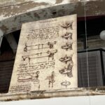 Laura Chimaras Instagram - Un día como hoy, muere Leonardo Da Vinci.   Quiero tomarme unos minutos para compartirles mis fascinación por su arte, sus descubrimientos, su vida, lo que nos dejó y también todos los misterios que se llevó.   Hace meses fui a una exhibición de Leonardo, donde me sentía como si le dieras a un niño su mejor viaje. Hace meses que me obsesioné con su vida, sus creaciones y lo que más tocó mi corazón, su capacidad de observar y vivir.   Mientras iba leyendo sobre su vida y conociendo su arte, me encuentro con lo que fue su primera obra no religiosa, Ginevra De Benci, me pareció fascinante. No era una muchacha común, era melancólica, poco atractiva, la pintura tiene los risos brillantes que tanto le gustaba a Leonardo hacer, la pose tres cuartos y algo que me voló la cabeza, fue que dicen que esta imagen anticipa la Mona lisa.   (Es la 2da fotografía del carrusel) Dicen que si te sitúas muy cerca del cuadro en la National Gallery Art en Washington, puedes observar la huella dactilar de Leonardo justo a la derecha de la mandíbula de Ginevra. Hay otra huella justo detrás del hombro derecho.   Esto para mi es impresionante, es como poder contemplar su arte, su visión, y al mismo tiempo conocerla ella. Lo más sorprendente para mí, y el factor de que es una de mis obras favoritas de Leonardo, es que al ver a Ginevra puedes sentir su pesadez, está medio ausente, sus ojos se pierden en la lejanía, lo que quizá, pudo haber sido una mujer con una vida triste, pero la realidad es que era una mujer muy inteligente y en ella existía una intensidad en su profundidad, escribió muchos poemas, donde aún se conserva un verso, “Os pido perdón; yo soy una tigresa de la montaña”. Leonardo nos sorprende con un retrato psicológico, logró plasmar las emociones ocultas.   Se dice que “Ginevra De Benci no es la Mona Lisa, no. Sin embargo, salta a la vista por el hombre que más adelante la pintaría.