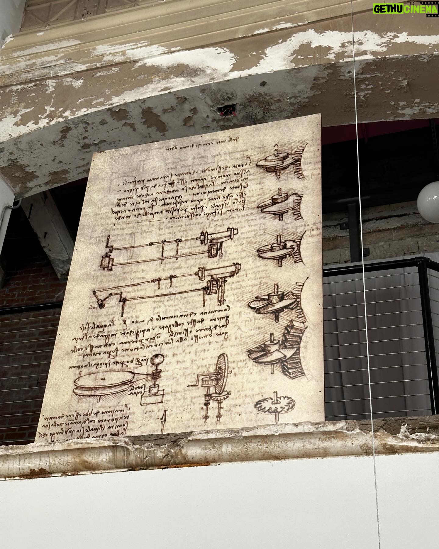Laura Chimaras Instagram - Un día como hoy, muere Leonardo Da Vinci. Quiero tomarme unos minutos para compartirles mis fascinación por su arte, sus descubrimientos, su vida, lo que nos dejó y también todos los misterios que se llevó. Hace meses fui a una exhibición de Leonardo, donde me sentía como si le dieras a un niño su mejor viaje. Hace meses que me obsesioné con su vida, sus creaciones y lo que más tocó mi corazón, su capacidad de observar y vivir. Mientras iba leyendo sobre su vida y conociendo su arte, me encuentro con lo que fue su primera obra no religiosa, Ginevra De Benci, me pareció fascinante. No era una muchacha común, era melancólica, poco atractiva, la pintura tiene los risos brillantes que tanto le gustaba a Leonardo hacer, la pose tres cuartos y algo que me voló la cabeza, fue que dicen que esta imagen anticipa la Mona lisa. (Es la 2da fotografía del carrusel) Dicen que si te sitúas muy cerca del cuadro en la National Gallery Art en Washington, puedes observar la huella dactilar de Leonardo justo a la derecha de la mandíbula de Ginevra. Hay otra huella justo detrás del hombro derecho. Esto para mi es impresionante, es como poder contemplar su arte, su visión, y al mismo tiempo conocerla ella. Lo más sorprendente para mí, y el factor de que es una de mis obras favoritas de Leonardo, es que al ver a Ginevra puedes sentir su pesadez, está medio ausente, sus ojos se pierden en la lejanía, lo que quizá, pudo haber sido una mujer con una vida triste, pero la realidad es que era una mujer muy inteligente y en ella existía una intensidad en su profundidad, escribió muchos poemas, donde aún se conserva un verso, “Os pido perdón; yo soy una tigresa de la montaña”. Leonardo nos sorprende con un retrato psicológico, logró plasmar las emociones ocultas. Se dice que “Ginevra De Benci no es la Mona Lisa, no. Sin embargo, salta a la vista por el hombre que más adelante la pintaría.