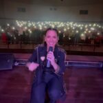 Laura Chimaras Instagram - NO JODA QUE VIVA LA POESÍA 🎤🔥✍🏻 SE LOGRÓ EN SAN CRISTOBAL, TANTAS ALMAS CONECTADAS CON UN MENSAJE DE FE🤍 GRACIAS SAN CRISTOBAL🔥 PRÓXIMA PARADA, MAÑANA EN VALENCIA PARA DESPEDIRNOS DE VENEZUELA🔥 ESTOY VIVIENDO UN SUEÑO🎤✍🏻