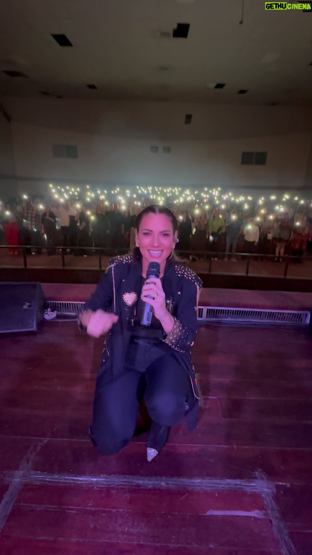 Laura Chimaras Instagram - NO JODA QUE VIVA LA POESÍA 🎤🔥✍🏻 SE LOGRÓ EN SAN CRISTOBAL, TANTAS ALMAS CONECTADAS CON UN MENSAJE DE FE🤍 GRACIAS SAN CRISTOBAL🔥 PRÓXIMA PARADA, MAÑANA EN VALENCIA PARA DESPEDIRNOS DE VENEZUELA🔥 ESTOY VIVIENDO UN SUEÑO🎤✍🏻