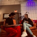 Laura Chimaras Instagram - Jamás pensé que tendría una amiga, donde la palabra, la música, la poesía, el saber, fuesen tema de conversación. Ayer, sin planificación me fui a tomar un café con @danaysuarez y se se convirtió en filosofar por muchas horas, después, nos servimos un vino y terminó con uno de esos abrazos tan cálidos y honestos que me hizo sentir en casa. Ella y yo pasamos de hablar de nuestro sentir por la palabra a la creación del hombre, ahí se nos fueron horas. De pronto, y relajándonos más, compartimos nuestra música, inquietudes, compartimos nuestro sentir sin miedo, sin prejuicios. Hablando con ella, sentía que ya había estado ahí, que ya nos conocíamos, que ya nos había tocado abrazarnos y sentirnos familia. Te admiro mucho, te quiero mucho, y estoy muy agradecida con Dios de hacernos amigas y que nos uniera, sin importar ideología, nacionalidad, nada, solo nos abrió paso a que nos sintiéramos en casa🤎