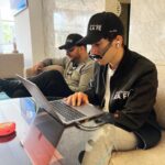 Laura Chimaras Instagram – ¿Qué haríamos sin los mejores amigos? ¿Ustedes se imaginan no tener un amigo de esos que a través de los años se hacen hermanos?

Hoy está de cumpleaños @nelsoncollazo ya tenemos 15 años de amistad, pero no de cualquier amistad, si no de esas que se ha ido transformando a través de los años, y pasamos de ser conocido a ser hermanos.

Este año que pasó, para nosotros fue muy clave, tuvimos quizá, conversaciones más profundas referente al transcurso de su vida y la mía, hemos estado a una llamada o un mensaje cada vez que nos da un ataque de pánico, o cuando estamos caídos algún chiste se hace y cuando estamos felices ambos celebramos los logros de cada uno como si fueran nuestros.

Dios te bendiga Nelsin, celebro tu vida, ojalá Dios nos permita ser hermanos de pánico, Afrin, risas, giras, tristezas por mucho tiempo.

🫶🥹🎉🎈

Nota: la última foto es mi favorita 🤣