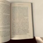 Laura Chimaras Instagram - Debo confesar la profunda nostalgia que me da ver que ya existe el Vol. II de este libro. Verlo, leerlo, olerlo, disfrutar de las fotografías de ellos juntos y saber que esa también es mi historia, me llena de un sentimiento tan profundo que no hay palabras para expresarlo. Detrás de tantas horas de escritura existen miedos, risas, lágrimas, insomnios, vinos, alegrías, vida, muerte… existen tantas cosas… Este año nace el segundo libro más importante de mi vida, las memorias de mi madre convertidas en una novela 🖤 Gracias a mi madre por permitirlo, a Dios por la vida, por esta pasión que siento por la escritura y por ustedes, mi público hermoso🫶 Como dice Silvio ✍🏻 🎶 He estado al alcance de todos los bolsillos Porque no cuesta nada mirarse para adentro He estado al alcance de todas las manos Que han querido tocar mi mano amigamente Pero pobre de mí, no he estado con los presos De su propia cabeza acomodada No he estado en los que ríen con solo media risa Los delimitadores de las primaveras No he estado en los archivos ni en las papelerías Y se me archiva en copias y no en originales No he estado en los mercados grandes de la palabra Pero he dicho lo mío a tiempo y sonriente Yo he preferido hablar de cosas imposibles Porque de lo posible se sabe demasiado🎶
