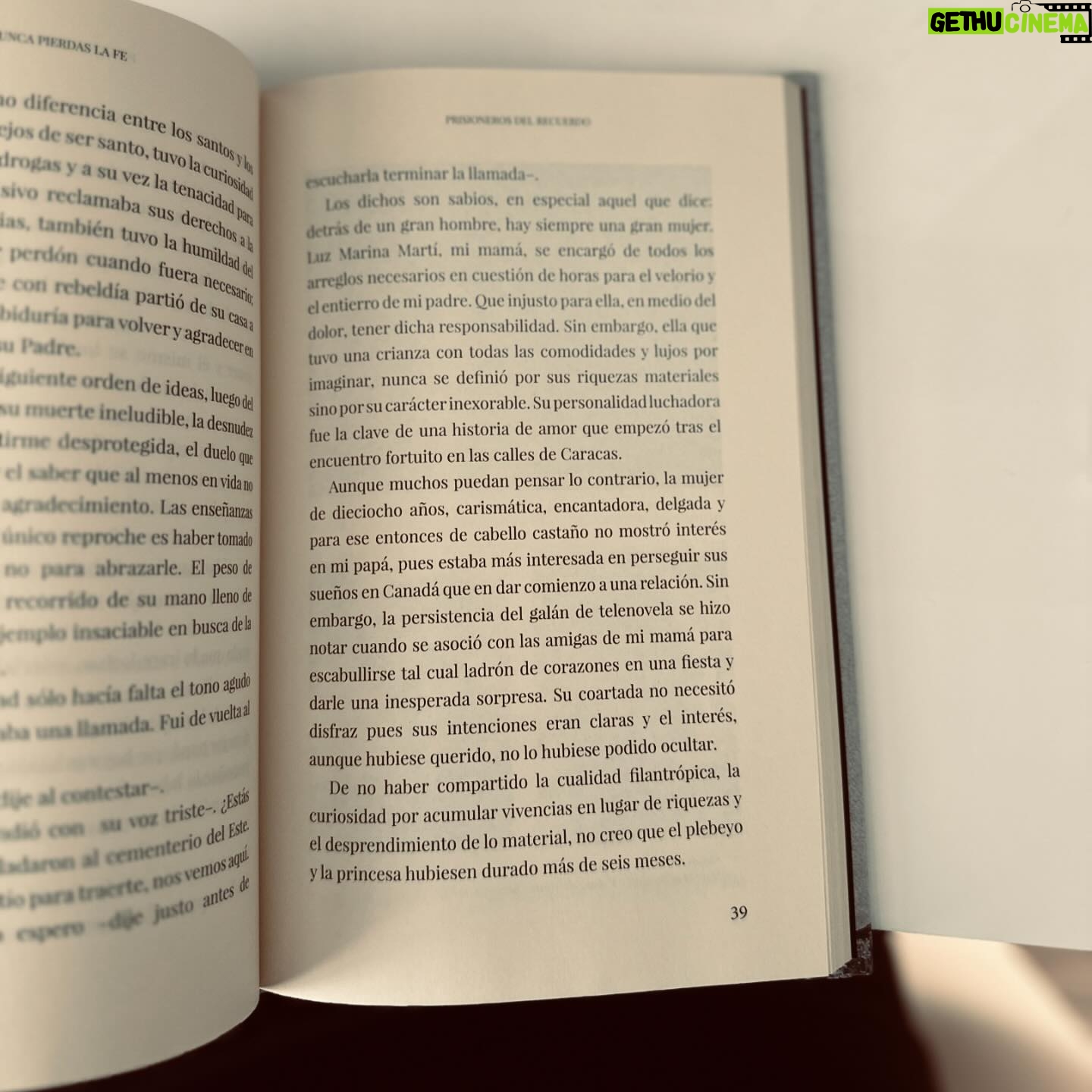 Laura Chimaras Instagram - Debo confesar la profunda nostalgia que me da ver que ya existe el Vol. II de este libro. Verlo, leerlo, olerlo, disfrutar de las fotografías de ellos juntos y saber que esa también es mi historia, me llena de un sentimiento tan profundo que no hay palabras para expresarlo. Detrás de tantas horas de escritura existen miedos, risas, lágrimas, insomnios, vinos, alegrías, vida, muerte… existen tantas cosas… Este año nace el segundo libro más importante de mi vida, las memorias de mi madre convertidas en una novela 🖤 Gracias a mi madre por permitirlo, a Dios por la vida, por esta pasión que siento por la escritura y por ustedes, mi público hermoso🫶 Como dice Silvio ✍🏻 🎶 He estado al alcance de todos los bolsillos Porque no cuesta nada mirarse para adentro He estado al alcance de todas las manos Que han querido tocar mi mano amigamente Pero pobre de mí, no he estado con los presos De su propia cabeza acomodada No he estado en los que ríen con solo media risa Los delimitadores de las primaveras No he estado en los archivos ni en las papelerías Y se me archiva en copias y no en originales No he estado en los mercados grandes de la palabra Pero he dicho lo mío a tiempo y sonriente Yo he preferido hablar de cosas imposibles Porque de lo posible se sabe demasiado🎶