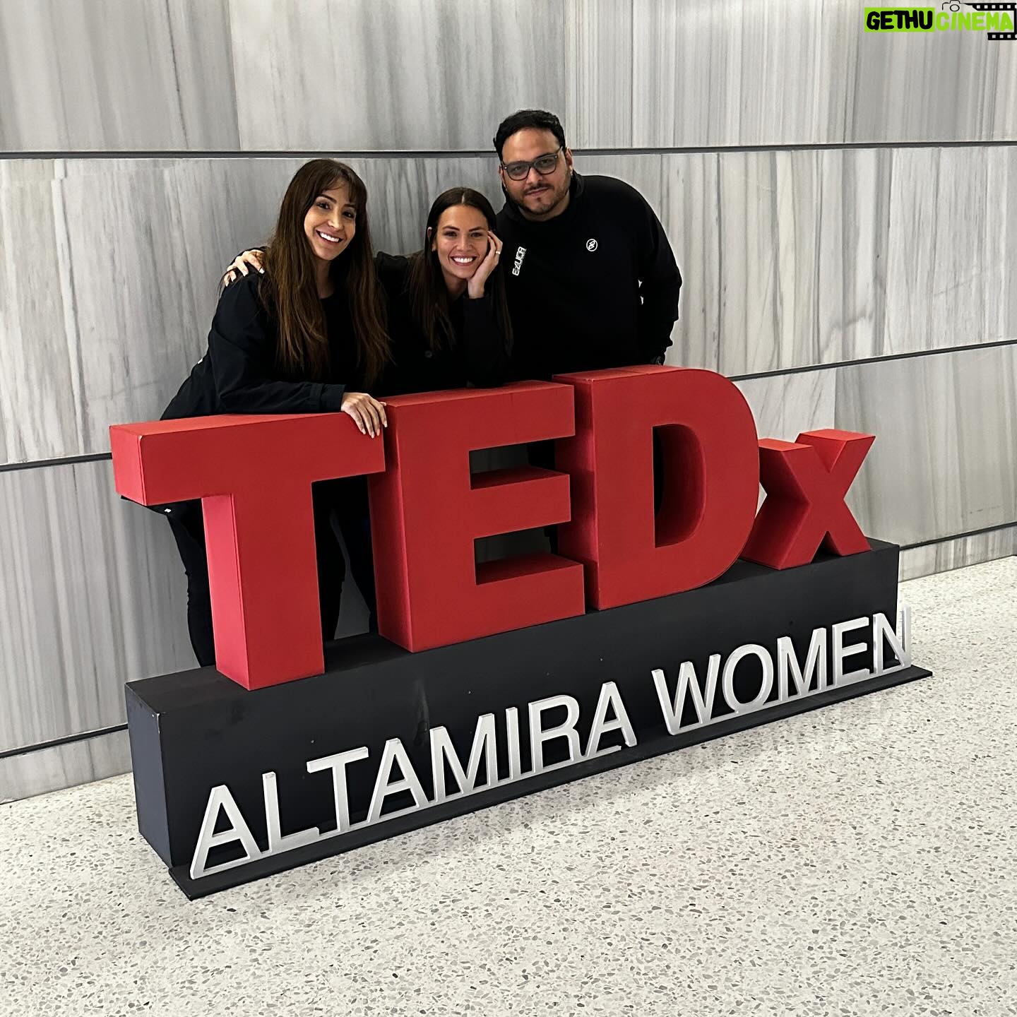 Laura Chimaras Instagram - MAÑANA UNO DE MIS SUEÑOS SE HACE REALIDAD😱 MI PRIMERA CHARLA TED❌ ¿Quién será mi fiel compañera? La poesía ✍🏻 Hicimos un ensayo general lleno de nervios, risas, lágrimas… un sin fin de emociones. No saben lo agradecida y feliz que estoy de lo que viviré mañana, mi voz como poeta tomará vida en una de las plataformas más importantes para pensadores, escritores, científicos, poetas, profesores, etc🥹 ¡Gracias por tanto! ❌ @tedx.altamirawomen @ted #ted #tedxaltamirawomen #tedx #chimaraslaura #poeta #poesía