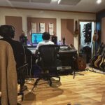 Laura Chimaras Instagram - Cuando empecé este viaje, nunca creí que estaría en el mismo estudio con el maestro @yasmilmarrufo Buscaba en uno de los poemas que sonara a Caracas, fue difícil, ni yo misma sabía cómo explicarlo. Anoche, entre cuentos y risas, entre canciones y recuerdos… Yasmil empezó a tocar, tranquilo, desde una silla negra al otro lado del estudio, con guitarras detrás de él y con luces cálidas, esas que te hacen sentir como en casa. Fue, uno de esos momentos donde no encuentras palabras, donde quizá, no hay nada que decir, sólo sentir… y en efecto, anoche me sentí en Caracas🇻🇪 Yo, apasionada y nerviosa sólo podía decir –gracias, en serio gracias– Gracias a todos los que están dando una semilla para este álbum, yo sigo sin creérmelo, yo sigo soñando y quizá, la vida me siga diciendo que si se puede🤍 Gracias maestro @yasmilmarrufo por tu tiempo, por tu calma, por tus ideas y por tu vida. GRACIAS ✨