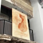 Laura Chimaras Instagram - Un día como hoy, muere Leonardo Da Vinci.   Quiero tomarme unos minutos para compartirles mis fascinación por su arte, sus descubrimientos, su vida, lo que nos dejó y también todos los misterios que se llevó.   Hace meses fui a una exhibición de Leonardo, donde me sentía como si le dieras a un niño su mejor viaje. Hace meses que me obsesioné con su vida, sus creaciones y lo que más tocó mi corazón, su capacidad de observar y vivir.   Mientras iba leyendo sobre su vida y conociendo su arte, me encuentro con lo que fue su primera obra no religiosa, Ginevra De Benci, me pareció fascinante. No era una muchacha común, era melancólica, poco atractiva, la pintura tiene los risos brillantes que tanto le gustaba a Leonardo hacer, la pose tres cuartos y algo que me voló la cabeza, fue que dicen que esta imagen anticipa la Mona lisa.   (Es la 2da fotografía del carrusel) Dicen que si te sitúas muy cerca del cuadro en la National Gallery Art en Washington, puedes observar la huella dactilar de Leonardo justo a la derecha de la mandíbula de Ginevra. Hay otra huella justo detrás del hombro derecho.   Esto para mi es impresionante, es como poder contemplar su arte, su visión, y al mismo tiempo conocerla ella. Lo más sorprendente para mí, y el factor de que es una de mis obras favoritas de Leonardo, es que al ver a Ginevra puedes sentir su pesadez, está medio ausente, sus ojos se pierden en la lejanía, lo que quizá, pudo haber sido una mujer con una vida triste, pero la realidad es que era una mujer muy inteligente y en ella existía una intensidad en su profundidad, escribió muchos poemas, donde aún se conserva un verso, “Os pido perdón; yo soy una tigresa de la montaña”. Leonardo nos sorprende con un retrato psicológico, logró plasmar las emociones ocultas.   Se dice que “Ginevra De Benci no es la Mona Lisa, no. Sin embargo, salta a la vista por el hombre que más adelante la pintaría.