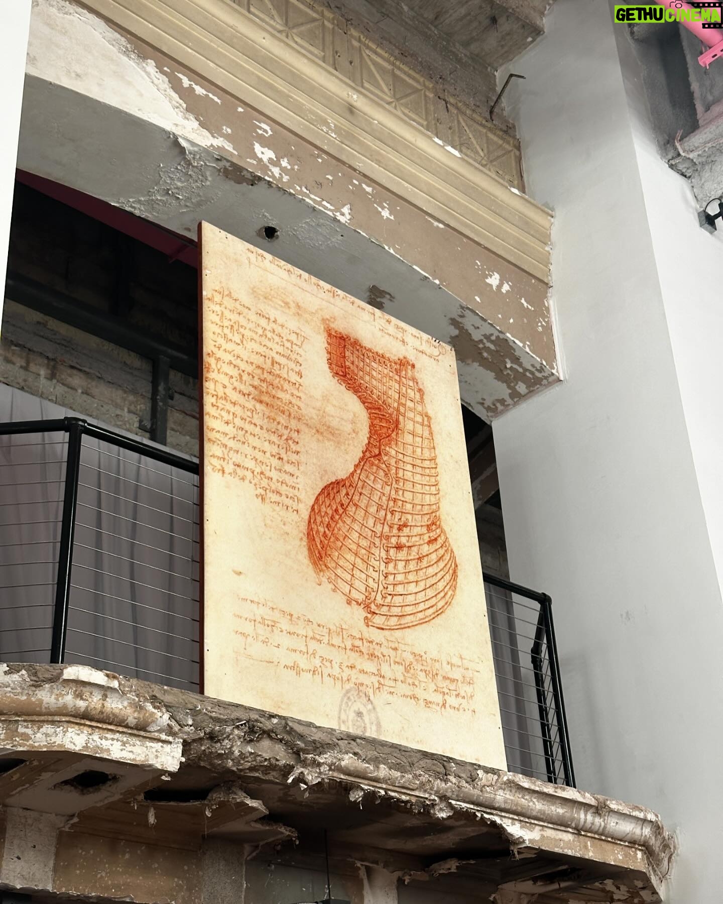 Laura Chimaras Instagram - Un día como hoy, muere Leonardo Da Vinci. Quiero tomarme unos minutos para compartirles mis fascinación por su arte, sus descubrimientos, su vida, lo que nos dejó y también todos los misterios que se llevó. Hace meses fui a una exhibición de Leonardo, donde me sentía como si le dieras a un niño su mejor viaje. Hace meses que me obsesioné con su vida, sus creaciones y lo que más tocó mi corazón, su capacidad de observar y vivir. Mientras iba leyendo sobre su vida y conociendo su arte, me encuentro con lo que fue su primera obra no religiosa, Ginevra De Benci, me pareció fascinante. No era una muchacha común, era melancólica, poco atractiva, la pintura tiene los risos brillantes que tanto le gustaba a Leonardo hacer, la pose tres cuartos y algo que me voló la cabeza, fue que dicen que esta imagen anticipa la Mona lisa. (Es la 2da fotografía del carrusel) Dicen que si te sitúas muy cerca del cuadro en la National Gallery Art en Washington, puedes observar la huella dactilar de Leonardo justo a la derecha de la mandíbula de Ginevra. Hay otra huella justo detrás del hombro derecho. Esto para mi es impresionante, es como poder contemplar su arte, su visión, y al mismo tiempo conocerla ella. Lo más sorprendente para mí, y el factor de que es una de mis obras favoritas de Leonardo, es que al ver a Ginevra puedes sentir su pesadez, está medio ausente, sus ojos se pierden en la lejanía, lo que quizá, pudo haber sido una mujer con una vida triste, pero la realidad es que era una mujer muy inteligente y en ella existía una intensidad en su profundidad, escribió muchos poemas, donde aún se conserva un verso, “Os pido perdón; yo soy una tigresa de la montaña”. Leonardo nos sorprende con un retrato psicológico, logró plasmar las emociones ocultas. Se dice que “Ginevra De Benci no es la Mona Lisa, no. Sin embargo, salta a la vista por el hombre que más adelante la pintaría.