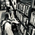 Laura Chimaras Instagram - Tenía 12 años cuando encontré en las páginas de un libro otro tipo de vida, y a través de la nostalgia en la que viví por muchos años me aferré más a ellos. Ellos se hicieron mis amigos en momentos raros, en momentos llenos de mucha felicidad y en la búsqueda de aprender más. Ciudad a la que llego, ciudad que busco sus librerías más escondidas o aquellas más luminosas. En especial ayer, entré a una que se me pareció el estudio de mi casa en Venezuela. Entre la búsqueda de antiguos libros, encontré uno, especial y raramente en español. Al abrirlo tenía anotaciones de alguien que ya lo había leído. Sé, que parece tonto, pero siento fascinante el poder ver que pensaba otra persona leyendo esta obra. Los libros no tienen tiempo, este fue impreso en 1960 y lo tengo en mis manos. No dejes de leer, de buscar experiencias, conocimientos, risas, a través de los libros. Ellos siempre van a mejorar tu lenguaje, tu capacidad de escritura, tu pensamiento. Una reflexión de Domingo en mi lugar seguro ☕️