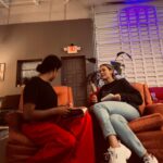 Laura Chimaras Instagram - Jamás pensé que tendría una amiga, donde la palabra, la música, la poesía, el saber, fuesen tema de conversación. Ayer, sin planificación me fui a tomar un café con @danaysuarez y se se convirtió en filosofar por muchas horas, después, nos servimos un vino y terminó con uno de esos abrazos tan cálidos y honestos que me hizo sentir en casa. Ella y yo pasamos de hablar de nuestro sentir por la palabra a la creación del hombre, ahí se nos fueron horas. De pronto, y relajándonos más, compartimos nuestra música, inquietudes, compartimos nuestro sentir sin miedo, sin prejuicios. Hablando con ella, sentía que ya había estado ahí, que ya nos conocíamos, que ya nos había tocado abrazarnos y sentirnos familia. Te admiro mucho, te quiero mucho, y estoy muy agradecida con Dios de hacernos amigas y que nos uniera, sin importar ideología, nacionalidad, nada, solo nos abrió paso a que nos sintiéramos en casa🤎