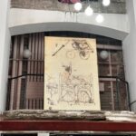 Laura Chimaras Instagram - Un día como hoy, muere Leonardo Da Vinci.   Quiero tomarme unos minutos para compartirles mis fascinación por su arte, sus descubrimientos, su vida, lo que nos dejó y también todos los misterios que se llevó.   Hace meses fui a una exhibición de Leonardo, donde me sentía como si le dieras a un niño su mejor viaje. Hace meses que me obsesioné con su vida, sus creaciones y lo que más tocó mi corazón, su capacidad de observar y vivir.   Mientras iba leyendo sobre su vida y conociendo su arte, me encuentro con lo que fue su primera obra no religiosa, Ginevra De Benci, me pareció fascinante. No era una muchacha común, era melancólica, poco atractiva, la pintura tiene los risos brillantes que tanto le gustaba a Leonardo hacer, la pose tres cuartos y algo que me voló la cabeza, fue que dicen que esta imagen anticipa la Mona lisa.   (Es la 2da fotografía del carrusel) Dicen que si te sitúas muy cerca del cuadro en la National Gallery Art en Washington, puedes observar la huella dactilar de Leonardo justo a la derecha de la mandíbula de Ginevra. Hay otra huella justo detrás del hombro derecho.   Esto para mi es impresionante, es como poder contemplar su arte, su visión, y al mismo tiempo conocerla ella. Lo más sorprendente para mí, y el factor de que es una de mis obras favoritas de Leonardo, es que al ver a Ginevra puedes sentir su pesadez, está medio ausente, sus ojos se pierden en la lejanía, lo que quizá, pudo haber sido una mujer con una vida triste, pero la realidad es que era una mujer muy inteligente y en ella existía una intensidad en su profundidad, escribió muchos poemas, donde aún se conserva un verso, “Os pido perdón; yo soy una tigresa de la montaña”. Leonardo nos sorprende con un retrato psicológico, logró plasmar las emociones ocultas.   Se dice que “Ginevra De Benci no es la Mona Lisa, no. Sin embargo, salta a la vista por el hombre que más adelante la pintaría.