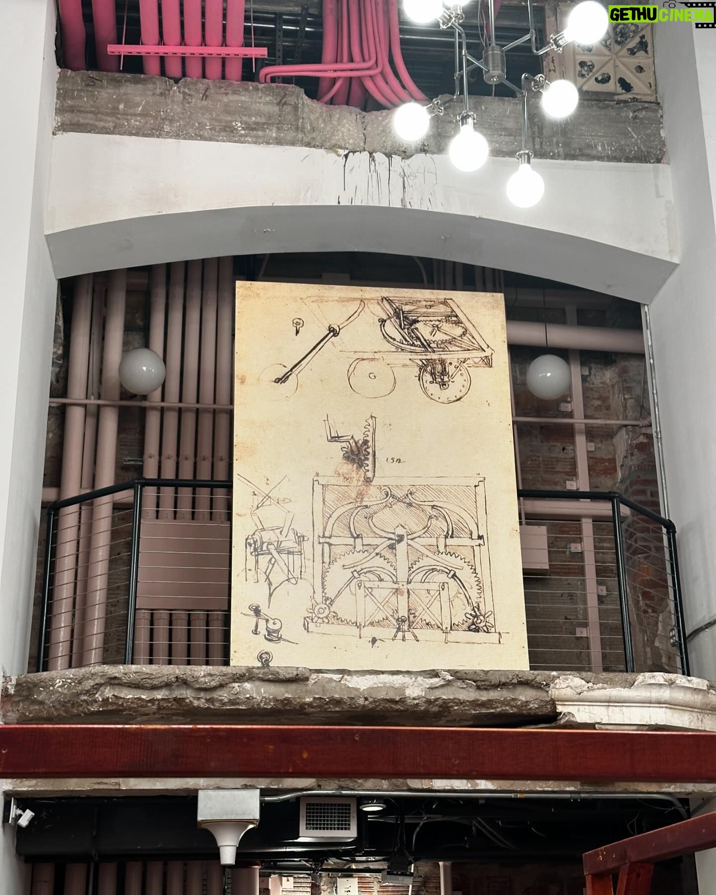 Laura Chimaras Instagram - Un día como hoy, muere Leonardo Da Vinci. Quiero tomarme unos minutos para compartirles mis fascinación por su arte, sus descubrimientos, su vida, lo que nos dejó y también todos los misterios que se llevó. Hace meses fui a una exhibición de Leonardo, donde me sentía como si le dieras a un niño su mejor viaje. Hace meses que me obsesioné con su vida, sus creaciones y lo que más tocó mi corazón, su capacidad de observar y vivir. Mientras iba leyendo sobre su vida y conociendo su arte, me encuentro con lo que fue su primera obra no religiosa, Ginevra De Benci, me pareció fascinante. No era una muchacha común, era melancólica, poco atractiva, la pintura tiene los risos brillantes que tanto le gustaba a Leonardo hacer, la pose tres cuartos y algo que me voló la cabeza, fue que dicen que esta imagen anticipa la Mona lisa. (Es la 2da fotografía del carrusel) Dicen que si te sitúas muy cerca del cuadro en la National Gallery Art en Washington, puedes observar la huella dactilar de Leonardo justo a la derecha de la mandíbula de Ginevra. Hay otra huella justo detrás del hombro derecho. Esto para mi es impresionante, es como poder contemplar su arte, su visión, y al mismo tiempo conocerla ella. Lo más sorprendente para mí, y el factor de que es una de mis obras favoritas de Leonardo, es que al ver a Ginevra puedes sentir su pesadez, está medio ausente, sus ojos se pierden en la lejanía, lo que quizá, pudo haber sido una mujer con una vida triste, pero la realidad es que era una mujer muy inteligente y en ella existía una intensidad en su profundidad, escribió muchos poemas, donde aún se conserva un verso, “Os pido perdón; yo soy una tigresa de la montaña”. Leonardo nos sorprende con un retrato psicológico, logró plasmar las emociones ocultas. Se dice que “Ginevra De Benci no es la Mona Lisa, no. Sin embargo, salta a la vista por el hombre que más adelante la pintaría.