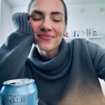 Laura Chimaras Instagram - Cara de mucho trabajo, libro nuevo, álbum, tour, videos, fotografías, reuniones, entrenamiento, ensayos, etc etc… ¿Qué hacen? ¿Cómo van con los poemas? ¿Listos para el libro nuevo? 💙