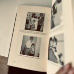 Laura Chimaras Instagram - Debo confesar la profunda nostalgia que me da ver que ya existe el Vol. II de este libro. Verlo, leerlo, olerlo, disfrutar de las fotografías de ellos juntos y saber que esa también es mi historia, me llena de un sentimiento tan profundo que no hay palabras para expresarlo. Detrás de tantas horas de escritura existen miedos, risas, lágrimas, insomnios, vinos, alegrías, vida, muerte… existen tantas cosas… Este año nace el segundo libro más importante de mi vida, las memorias de mi madre convertidas en una novela 🖤 Gracias a mi madre por permitirlo, a Dios por la vida, por esta pasión que siento por la escritura y por ustedes, mi público hermoso🫶 Como dice Silvio ✍🏻 🎶 He estado al alcance de todos los bolsillos Porque no cuesta nada mirarse para adentro He estado al alcance de todas las manos Que han querido tocar mi mano amigamente Pero pobre de mí, no he estado con los presos De su propia cabeza acomodada No he estado en los que ríen con solo media risa Los delimitadores de las primaveras No he estado en los archivos ni en las papelerías Y se me archiva en copias y no en originales No he estado en los mercados grandes de la palabra Pero he dicho lo mío a tiempo y sonriente Yo he preferido hablar de cosas imposibles Porque de lo posible se sabe demasiado🎶