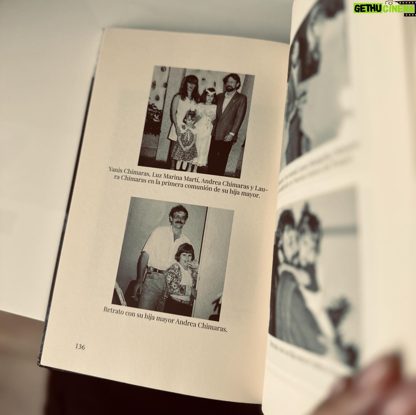 Laura Chimaras Instagram - Debo confesar la profunda nostalgia que me da ver que ya existe el Vol. II de este libro. Verlo, leerlo, olerlo, disfrutar de las fotografías de ellos juntos y saber que esa también es mi historia, me llena de un sentimiento tan profundo que no hay palabras para expresarlo. Detrás de tantas horas de escritura existen miedos, risas, lágrimas, insomnios, vinos, alegrías, vida, muerte… existen tantas cosas… Este año nace el segundo libro más importante de mi vida, las memorias de mi madre convertidas en una novela 🖤 Gracias a mi madre por permitirlo, a Dios por la vida, por esta pasión que siento por la escritura y por ustedes, mi público hermoso🫶 Como dice Silvio ✍🏻 🎶 He estado al alcance de todos los bolsillos Porque no cuesta nada mirarse para adentro He estado al alcance de todas las manos Que han querido tocar mi mano amigamente Pero pobre de mí, no he estado con los presos De su propia cabeza acomodada No he estado en los que ríen con solo media risa Los delimitadores de las primaveras No he estado en los archivos ni en las papelerías Y se me archiva en copias y no en originales No he estado en los mercados grandes de la palabra Pero he dicho lo mío a tiempo y sonriente Yo he preferido hablar de cosas imposibles Porque de lo posible se sabe demasiado🎶