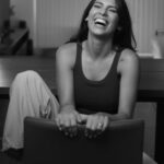 Laura Chimaras Instagram - Así de feliz estoy de que hoy a las 8:00PM estreno un nuevo poema en todas las plataformas de música✍🏻🎤🎶 ¿Quién me acompaña? Lo titulé: Una Noche🍷🖤