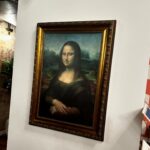 Laura Chimaras Instagram - Un día como hoy, muere Leonardo Da Vinci.   Quiero tomarme unos minutos para compartirles mis fascinación por su arte, sus descubrimientos, su vida, lo que nos dejó y también todos los misterios que se llevó.   Hace meses fui a una exhibición de Leonardo, donde me sentía como si le dieras a un niño su mejor viaje. Hace meses que me obsesioné con su vida, sus creaciones y lo que más tocó mi corazón, su capacidad de observar y vivir.   Mientras iba leyendo sobre su vida y conociendo su arte, me encuentro con lo que fue su primera obra no religiosa, Ginevra De Benci, me pareció fascinante. No era una muchacha común, era melancólica, poco atractiva, la pintura tiene los risos brillantes que tanto le gustaba a Leonardo hacer, la pose tres cuartos y algo que me voló la cabeza, fue que dicen que esta imagen anticipa la Mona lisa.   (Es la 2da fotografía del carrusel) Dicen que si te sitúas muy cerca del cuadro en la National Gallery Art en Washington, puedes observar la huella dactilar de Leonardo justo a la derecha de la mandíbula de Ginevra. Hay otra huella justo detrás del hombro derecho.   Esto para mi es impresionante, es como poder contemplar su arte, su visión, y al mismo tiempo conocerla ella. Lo más sorprendente para mí, y el factor de que es una de mis obras favoritas de Leonardo, es que al ver a Ginevra puedes sentir su pesadez, está medio ausente, sus ojos se pierden en la lejanía, lo que quizá, pudo haber sido una mujer con una vida triste, pero la realidad es que era una mujer muy inteligente y en ella existía una intensidad en su profundidad, escribió muchos poemas, donde aún se conserva un verso, “Os pido perdón; yo soy una tigresa de la montaña”. Leonardo nos sorprende con un retrato psicológico, logró plasmar las emociones ocultas.   Se dice que “Ginevra De Benci no es la Mona Lisa, no. Sin embargo, salta a la vista por el hombre que más adelante la pintaría.
