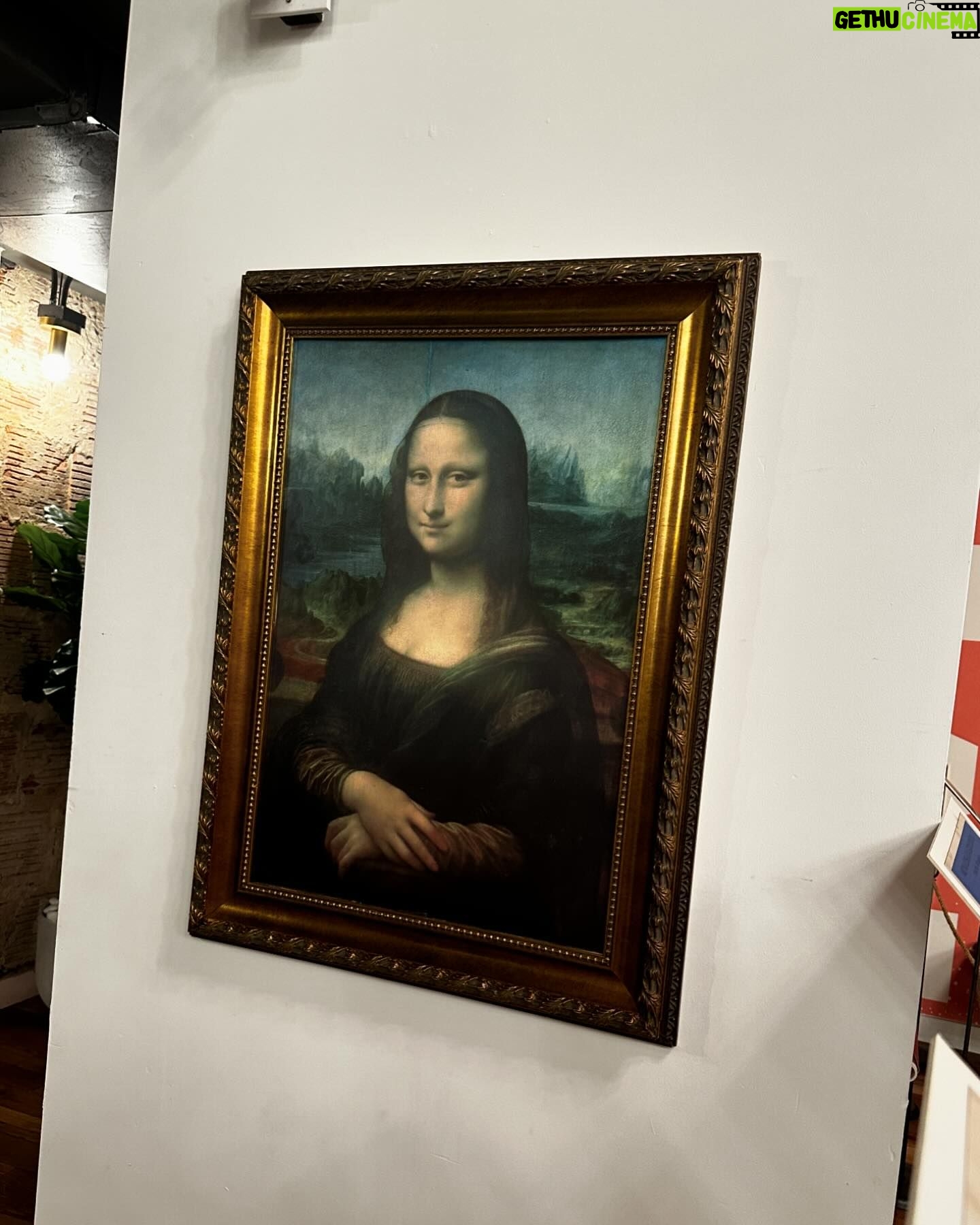 Laura Chimaras Instagram - Un día como hoy, muere Leonardo Da Vinci. Quiero tomarme unos minutos para compartirles mis fascinación por su arte, sus descubrimientos, su vida, lo que nos dejó y también todos los misterios que se llevó. Hace meses fui a una exhibición de Leonardo, donde me sentía como si le dieras a un niño su mejor viaje. Hace meses que me obsesioné con su vida, sus creaciones y lo que más tocó mi corazón, su capacidad de observar y vivir. Mientras iba leyendo sobre su vida y conociendo su arte, me encuentro con lo que fue su primera obra no religiosa, Ginevra De Benci, me pareció fascinante. No era una muchacha común, era melancólica, poco atractiva, la pintura tiene los risos brillantes que tanto le gustaba a Leonardo hacer, la pose tres cuartos y algo que me voló la cabeza, fue que dicen que esta imagen anticipa la Mona lisa. (Es la 2da fotografía del carrusel) Dicen que si te sitúas muy cerca del cuadro en la National Gallery Art en Washington, puedes observar la huella dactilar de Leonardo justo a la derecha de la mandíbula de Ginevra. Hay otra huella justo detrás del hombro derecho. Esto para mi es impresionante, es como poder contemplar su arte, su visión, y al mismo tiempo conocerla ella. Lo más sorprendente para mí, y el factor de que es una de mis obras favoritas de Leonardo, es que al ver a Ginevra puedes sentir su pesadez, está medio ausente, sus ojos se pierden en la lejanía, lo que quizá, pudo haber sido una mujer con una vida triste, pero la realidad es que era una mujer muy inteligente y en ella existía una intensidad en su profundidad, escribió muchos poemas, donde aún se conserva un verso, “Os pido perdón; yo soy una tigresa de la montaña”. Leonardo nos sorprende con un retrato psicológico, logró plasmar las emociones ocultas. Se dice que “Ginevra De Benci no es la Mona Lisa, no. Sin embargo, salta a la vista por el hombre que más adelante la pintaría.