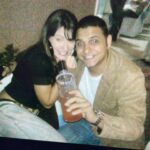 Laura Chimaras Instagram - ¿Qué haríamos sin los mejores amigos? ¿Ustedes se imaginan no tener un amigo de esos que a través de los años se hacen hermanos? Hoy está de cumpleaños @nelsoncollazo ya tenemos 15 años de amistad, pero no de cualquier amistad, si no de esas que se ha ido transformando a través de los años, y pasamos de ser conocido a ser hermanos. Este año que pasó, para nosotros fue muy clave, tuvimos quizá, conversaciones más profundas referente al transcurso de su vida y la mía, hemos estado a una llamada o un mensaje cada vez que nos da un ataque de pánico, o cuando estamos caídos algún chiste se hace y cuando estamos felices ambos celebramos los logros de cada uno como si fueran nuestros. Dios te bendiga Nelsin, celebro tu vida, ojalá Dios nos permita ser hermanos de pánico, Afrin, risas, giras, tristezas por mucho tiempo. 🫶🥹🎉🎈 Nota: la última foto es mi favorita 🤣