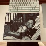 Laura Chimaras Instagram - Debo confesar la profunda nostalgia que me da ver que ya existe el Vol. II de este libro. Verlo, leerlo, olerlo, disfrutar de las fotografías de ellos juntos y saber que esa también es mi historia, me llena de un sentimiento tan profundo que no hay palabras para expresarlo. Detrás de tantas horas de escritura existen miedos, risas, lágrimas, insomnios, vinos, alegrías, vida, muerte… existen tantas cosas… Este año nace el segundo libro más importante de mi vida, las memorias de mi madre convertidas en una novela 🖤 Gracias a mi madre por permitirlo, a Dios por la vida, por esta pasión que siento por la escritura y por ustedes, mi público hermoso🫶 Como dice Silvio ✍🏻 🎶 He estado al alcance de todos los bolsillos Porque no cuesta nada mirarse para adentro He estado al alcance de todas las manos Que han querido tocar mi mano amigamente Pero pobre de mí, no he estado con los presos De su propia cabeza acomodada No he estado en los que ríen con solo media risa Los delimitadores de las primaveras No he estado en los archivos ni en las papelerías Y se me archiva en copias y no en originales No he estado en los mercados grandes de la palabra Pero he dicho lo mío a tiempo y sonriente Yo he preferido hablar de cosas imposibles Porque de lo posible se sabe demasiado🎶