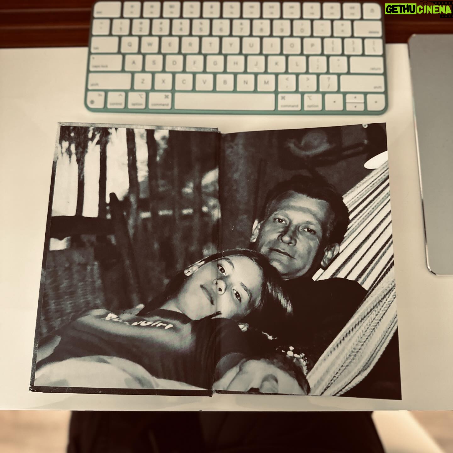 Laura Chimaras Instagram - Debo confesar la profunda nostalgia que me da ver que ya existe el Vol. II de este libro. Verlo, leerlo, olerlo, disfrutar de las fotografías de ellos juntos y saber que esa también es mi historia, me llena de un sentimiento tan profundo que no hay palabras para expresarlo. Detrás de tantas horas de escritura existen miedos, risas, lágrimas, insomnios, vinos, alegrías, vida, muerte… existen tantas cosas… Este año nace el segundo libro más importante de mi vida, las memorias de mi madre convertidas en una novela 🖤 Gracias a mi madre por permitirlo, a Dios por la vida, por esta pasión que siento por la escritura y por ustedes, mi público hermoso🫶 Como dice Silvio ✍🏻 🎶 He estado al alcance de todos los bolsillos Porque no cuesta nada mirarse para adentro He estado al alcance de todas las manos Que han querido tocar mi mano amigamente Pero pobre de mí, no he estado con los presos De su propia cabeza acomodada No he estado en los que ríen con solo media risa Los delimitadores de las primaveras No he estado en los archivos ni en las papelerías Y se me archiva en copias y no en originales No he estado en los mercados grandes de la palabra Pero he dicho lo mío a tiempo y sonriente Yo he preferido hablar de cosas imposibles Porque de lo posible se sabe demasiado🎶