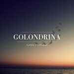 Laura Chimaras Instagram - TENEMOS UN NUEVO POEMA EN TODAS LAS PLATAFORMAS DE MÚSICA✍🏻🎤 GOLONDRINA🎹 Otra golondrina que se va, como nube sin visa, como nómada que emigra, olvidando su nido atrás. Cuando la aurora marque la hora de surcar nuevos cielos, y alces vuelo a otros senderos. Extrañaré el trinar mañanero, guardaré tu nido en mi seno, por si decides regresar. Escúchala en 🎧 Spotify Apple Music YouTube Etc #poema #poesíaymúsica #poeta #chimaraslaura #golondrina #spokenword
