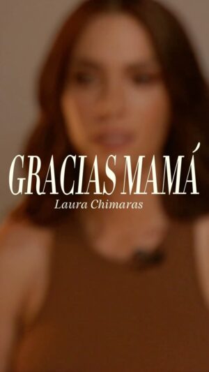 Laura Chimaras Instagram - Escribí unas líneas para mi mejor amiga, mi mamá @luzmarinamarti 🤎 Te Amo mami, feliz día. Gracias por ser y estar.

Feliz día a mi hermana @andreachimaras 🤎 Las amo! 

Si tienes a mamá cerca, dale un abrazo y dedícale este poema, si está lejos de ti, envíaselo✨

Poema 32 ✍🏻

#poema #felizdíadelasmadres #poeta #poemacorto #chimaraslaura #poesía