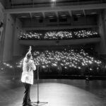 Laura Chimaras Instagram - Ya en el hotel en Argentina, veo las fotos de nuestro show en Chile donde tuve 1.000 personas por primera vez y me hace reflexionar y agradecer. Cuando empecé a escribir muchas personas me decían; —no sirves, nadie va a comprar un libro tuyo, nadie te va a escuchar—. La verdad nunca hice caso a esos comentarios… menos mal. Las letras me llevaron al viaje más profundo y volví a nacer, convertí lo que me da vida, en mi proyecto, en mi carrera, en mi compañía. Sigue siendo un camino de muchas pruebas, pero cada vez que veo las sonrisas de las personas en el público me confirman qué debo seguir escribiendo. Gracias a todas las almas que estuvieron, muchos venezolanos y chilenos. Detrás de este logro hay un equipo inmenso. Mi Road Manager @alikydsousa ella siente y confirma que podemos lograr que la poesía traspase fronteras y dedica su tiempo y alma al proyecto, lo valoro, lo aprecio. Mi esposo, @profmosquera confía más que cualquiera que si lo vamos a lograr, él deja el alma en cada paso del proyecto. Es mi compañero y lo amo con todo mi ser, agradezco poder transitar este viaje con él. @nelsoncollazo @chestercastel23 están más activos que cualquiera, compartiendo la felicidad y confiando de que todos en algún momento viviremos esto juntos. GRACIAS! No puedo dejar por fuera a @robbiemeza el creador de la música, anoche las personas decían “QUE BOLAS LA MÚSICA” y con mucho orgullo digo que es Venezolano y para mi es el más crack haciendo música, en él confiaría cualquier proyecto que debamos hacer. Gracias Robbie por estar presente en los shows a través de tu música. Todo el equipo técnico que me acompañó anoche, muchachos gracias, dieron todo, más de 20 personas de crew solo para rodar el show de Chile. GRACIAS! La productora @latramoyaproductions GRACIAS, son los principales responsables de este éxito. Y se que van a preguntar sobre mi chaqueta me la hizo @lelejackets un duro🔥