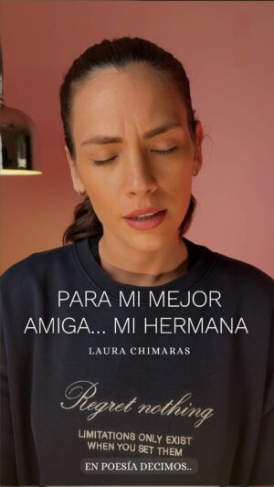 Laura Chimaras Instagram - Un poema en colaboración con mi hermana @andreachimaras 🫶

Puse a toda mi familia a recitar poemas 😅

En poesía decimos… 💬

Dedícale este poema a tu hermana, etiquétala o envíaselo🤎

Recuerden que para ser parte de los poemas en colaboración debes unirte a mi canal de Instagram.

#poema #poemacorto #poemaencolaboración #chimaraslaura #poesía #enpoesíadecimos