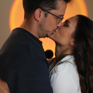 Laura Chimaras Instagram - Tantos momentos vividos amor mío, tantas risas, besos, abrazos, miedos, alegrías… tantas cosas mi amor.

Hoy en el día de tu cumpleaños, recuerdo nuestro primer año juntos y me pregunto, ¿a dónde irán esos días? ¿Esas celebraciones? ¿Tu risa, tu mirada? 

Hoy en tu día, te celebro desde lo más hondo, eres el ser humano más hermoso, bondadoso, inteligente, divertido… eres para mí, perfecto, te celebro mi amor, te deseo lo mejor en tu día.

Eres mi hogar, eres la persona que siempre quiero ver apenas despierte, quiero verte feliz mi amor, quiero verte sonreír.

A celebrar, por tus sueños, tus deseos, tus metas, tu familia que ya es mi familia, por todo lo que vendrá.

Yo siempre estaré aquí, amándote🤍

Feliz cumpleaños esposo de mi vida @profmosquera que Dios te bendiga🤍