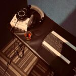 Laura Chimaras Instagram - Ya son, más de 5 meses que el estudio se ha convertido en mi segunda casa, para crear, sentir, reír, cometer errores, un sin fín de cosas. Hace meses que estoy en la construcción de algo que ni yo estaba muy clara de cómo iba a sonar y el camino de creación me mostró sus colores, sus sonidos, la voz que va a estar presente… Me hizo crear una familia nueva. No sé que sería de este álbum sin @profmosquera por sus ideas, su calma, su entusiasmo. Sin @robbiemeza por su arte, su producción musical, ideas, entrega. Honrada me siento de poder decir que los muchachos de @demastersinc @franksantofimio @enderthomas son parte de esta creación. Las ideas de frank tan valiosas, sus tocadas de guitarra en la mañana mientras buscábamos algún sonido, su tiempo y siempre su buena vibra. Y algo que debo confesar, este álbum no sería lo que está empezando a ser sin las voces, arreglos, ideas, sentimientos, de @enderthomas admiración total a su arte y entrega en cada minuto. ¿Será que ya les empiezo a mostrar cómo vamos? ¿Qué dicen? ¿Preparados para escuchar más poesía? #poesíaymúsica #poemas #poeta #albumspokenword