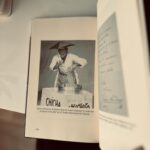 Laura Chimaras Instagram - Debo confesar la profunda nostalgia que me da ver que ya existe el Vol. II de este libro. Verlo, leerlo, olerlo, disfrutar de las fotografías de ellos juntos y saber que esa también es mi historia, me llena de un sentimiento tan profundo que no hay palabras para expresarlo. Detrás de tantas horas de escritura existen miedos, risas, lágrimas, insomnios, vinos, alegrías, vida, muerte… existen tantas cosas… Este año nace el segundo libro más importante de mi vida, las memorias de mi madre convertidas en una novela 🖤 Gracias a mi madre por permitirlo, a Dios por la vida, por esta pasión que siento por la escritura y por ustedes, mi público hermoso🫶 Como dice Silvio ✍🏻 🎶 He estado al alcance de todos los bolsillos Porque no cuesta nada mirarse para adentro He estado al alcance de todas las manos Que han querido tocar mi mano amigamente Pero pobre de mí, no he estado con los presos De su propia cabeza acomodada No he estado en los que ríen con solo media risa Los delimitadores de las primaveras No he estado en los archivos ni en las papelerías Y se me archiva en copias y no en originales No he estado en los mercados grandes de la palabra Pero he dicho lo mío a tiempo y sonriente Yo he preferido hablar de cosas imposibles Porque de lo posible se sabe demasiado🎶