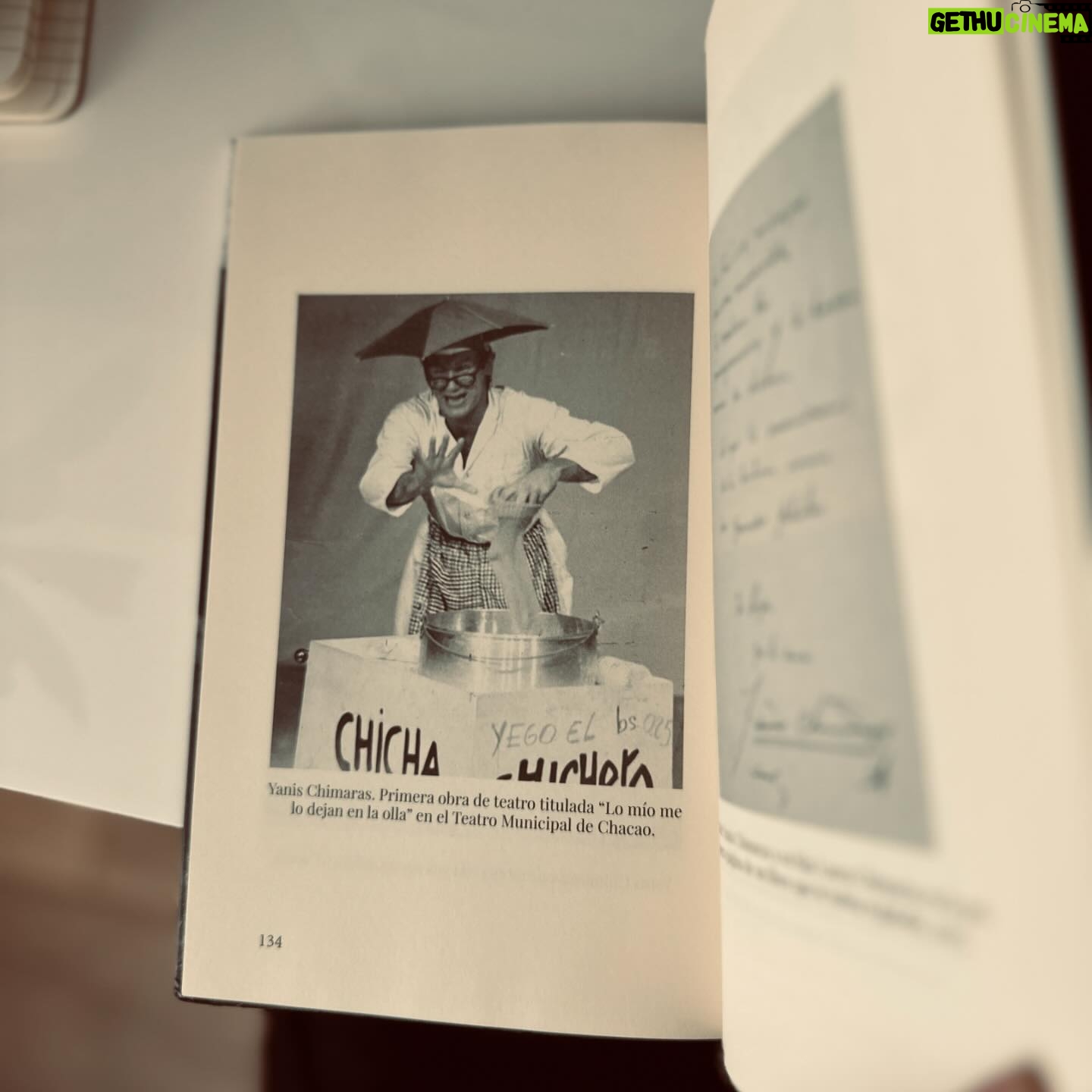 Laura Chimaras Instagram - Debo confesar la profunda nostalgia que me da ver que ya existe el Vol. II de este libro. Verlo, leerlo, olerlo, disfrutar de las fotografías de ellos juntos y saber que esa también es mi historia, me llena de un sentimiento tan profundo que no hay palabras para expresarlo. Detrás de tantas horas de escritura existen miedos, risas, lágrimas, insomnios, vinos, alegrías, vida, muerte… existen tantas cosas… Este año nace el segundo libro más importante de mi vida, las memorias de mi madre convertidas en una novela 🖤 Gracias a mi madre por permitirlo, a Dios por la vida, por esta pasión que siento por la escritura y por ustedes, mi público hermoso🫶 Como dice Silvio ✍🏻 🎶 He estado al alcance de todos los bolsillos Porque no cuesta nada mirarse para adentro He estado al alcance de todas las manos Que han querido tocar mi mano amigamente Pero pobre de mí, no he estado con los presos De su propia cabeza acomodada No he estado en los que ríen con solo media risa Los delimitadores de las primaveras No he estado en los archivos ni en las papelerías Y se me archiva en copias y no en originales No he estado en los mercados grandes de la palabra Pero he dicho lo mío a tiempo y sonriente Yo he preferido hablar de cosas imposibles Porque de lo posible se sabe demasiado🎶
