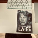 Laura Chimaras Instagram - Debo confesar la profunda nostalgia que me da ver que ya existe el Vol. II de este libro. Verlo, leerlo, olerlo, disfrutar de las fotografías de ellos juntos y saber que esa también es mi historia, me llena de un sentimiento tan profundo que no hay palabras para expresarlo. Detrás de tantas horas de escritura existen miedos, risas, lágrimas, insomnios, vinos, alegrías, vida, muerte… existen tantas cosas… Este año nace el segundo libro más importante de mi vida, las memorias de mi madre convertidas en una novela 🖤 Gracias a mi madre por permitirlo, a Dios por la vida, por esta pasión que siento por la escritura y por ustedes, mi público hermoso🫶 Como dice Silvio ✍🏻 🎶 He estado al alcance de todos los bolsillos Porque no cuesta nada mirarse para adentro He estado al alcance de todas las manos Que han querido tocar mi mano amigamente Pero pobre de mí, no he estado con los presos De su propia cabeza acomodada No he estado en los que ríen con solo media risa Los delimitadores de las primaveras No he estado en los archivos ni en las papelerías Y se me archiva en copias y no en originales No he estado en los mercados grandes de la palabra Pero he dicho lo mío a tiempo y sonriente Yo he preferido hablar de cosas imposibles Porque de lo posible se sabe demasiado🎶