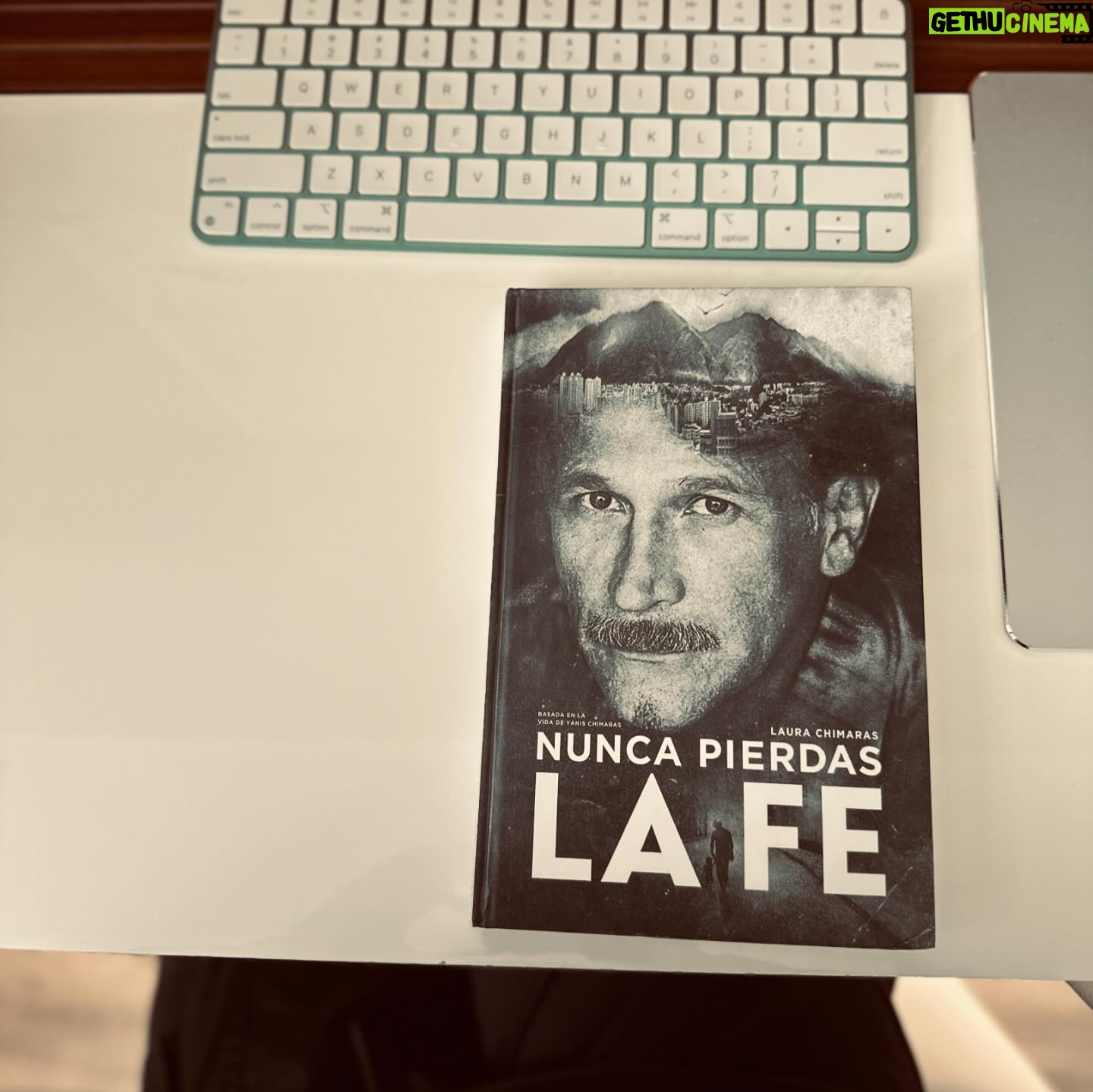 Laura Chimaras Instagram - Debo confesar la profunda nostalgia que me da ver que ya existe el Vol. II de este libro. Verlo, leerlo, olerlo, disfrutar de las fotografías de ellos juntos y saber que esa también es mi historia, me llena de un sentimiento tan profundo que no hay palabras para expresarlo. Detrás de tantas horas de escritura existen miedos, risas, lágrimas, insomnios, vinos, alegrías, vida, muerte… existen tantas cosas… Este año nace el segundo libro más importante de mi vida, las memorias de mi madre convertidas en una novela 🖤 Gracias a mi madre por permitirlo, a Dios por la vida, por esta pasión que siento por la escritura y por ustedes, mi público hermoso🫶 Como dice Silvio ✍🏻 🎶 He estado al alcance de todos los bolsillos Porque no cuesta nada mirarse para adentro He estado al alcance de todas las manos Que han querido tocar mi mano amigamente Pero pobre de mí, no he estado con los presos De su propia cabeza acomodada No he estado en los que ríen con solo media risa Los delimitadores de las primaveras No he estado en los archivos ni en las papelerías Y se me archiva en copias y no en originales No he estado en los mercados grandes de la palabra Pero he dicho lo mío a tiempo y sonriente Yo he preferido hablar de cosas imposibles Porque de lo posible se sabe demasiado🎶