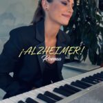 Laura Chimaras Instagram - Hace meses me senté en el piano –aunque no se tocarlo– sólo hice unos acordes para que me acompañara en estos versos. Le escribí al Alzheimer, –no me pregunten porque lo hice–, sólo salieron estas líneas y se las quiero compartir🎹 Escúchalo y déjame saber tu opinión🖤 #poesía #poesíaymúsica #chimaraslaura #poetry #poetrycommunity #poesíaenespañol #alhzeimer