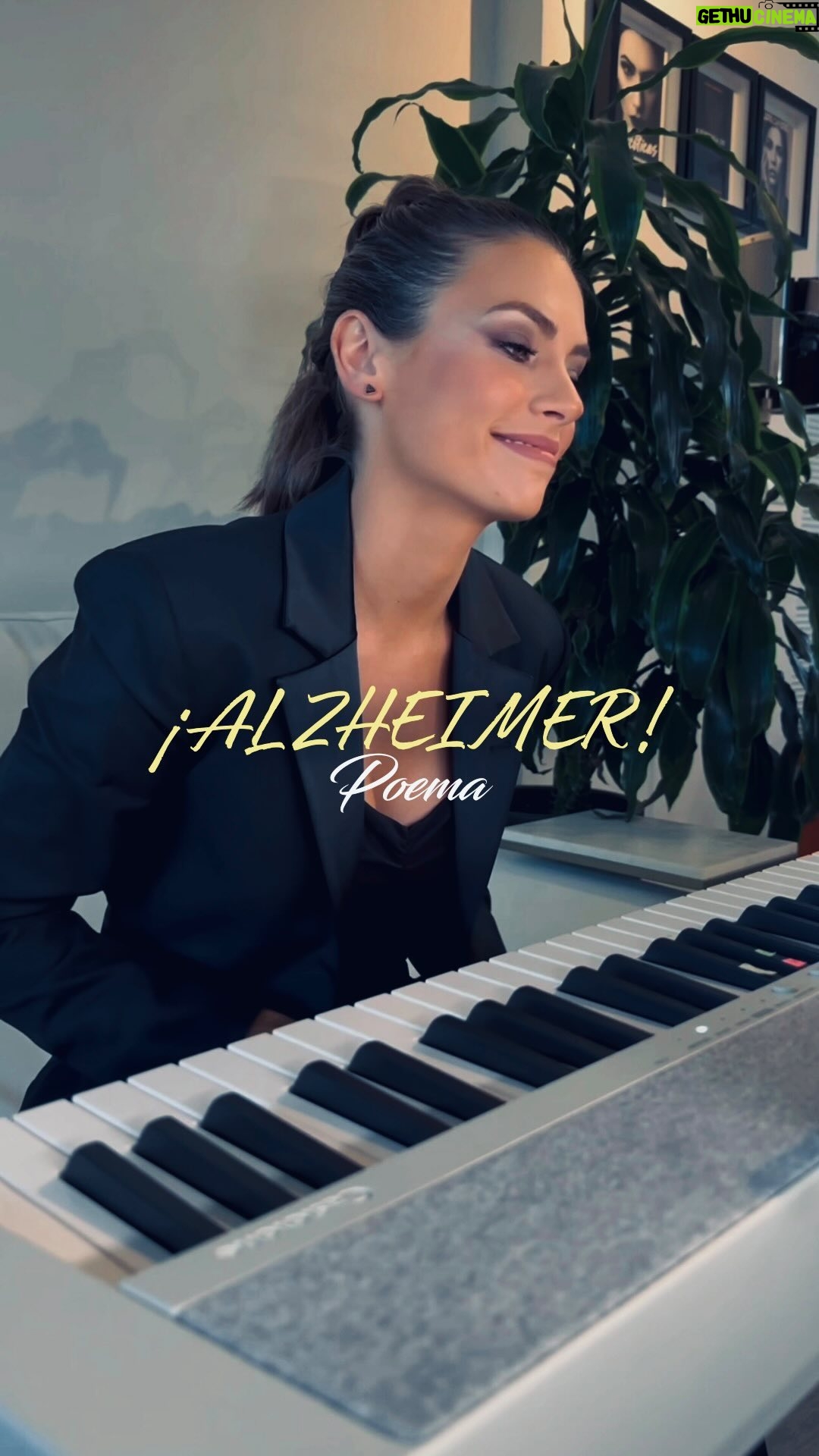 Laura Chimaras Instagram - Hace meses me senté en el piano –aunque no se tocarlo– sólo hice unos acordes para que me acompañara en estos versos. Le escribí al Alzheimer, –no me pregunten porque lo hice–, sólo salieron estas líneas y se las quiero compartir🎹 Escúchalo y déjame saber tu opinión🖤 #poesía #poesíaymúsica #chimaraslaura #poetry #poetrycommunity #poesíaenespañol #alhzeimer