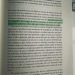 Laura Chimaras Instagram - Leer la segunda foto con calma… Mi primer post del 2024 va dedicado a quien robó mis pensamientos en todo el mes de Diciembre, haciendo de mi vida un carrusel de emociones, asombro, nostalgia y misterio, al maestro Leonardo Da Vinci. Sin duda el mejor libro que he leído en mi vida. Gracias @walter_isaacson tu pluma es una locura, lograste que me imaginara sentada en el estudio de Leonardo mientras trabajaba, gracias por ser vocero de grandes seres que todo el mundo debería conocer. 🥃