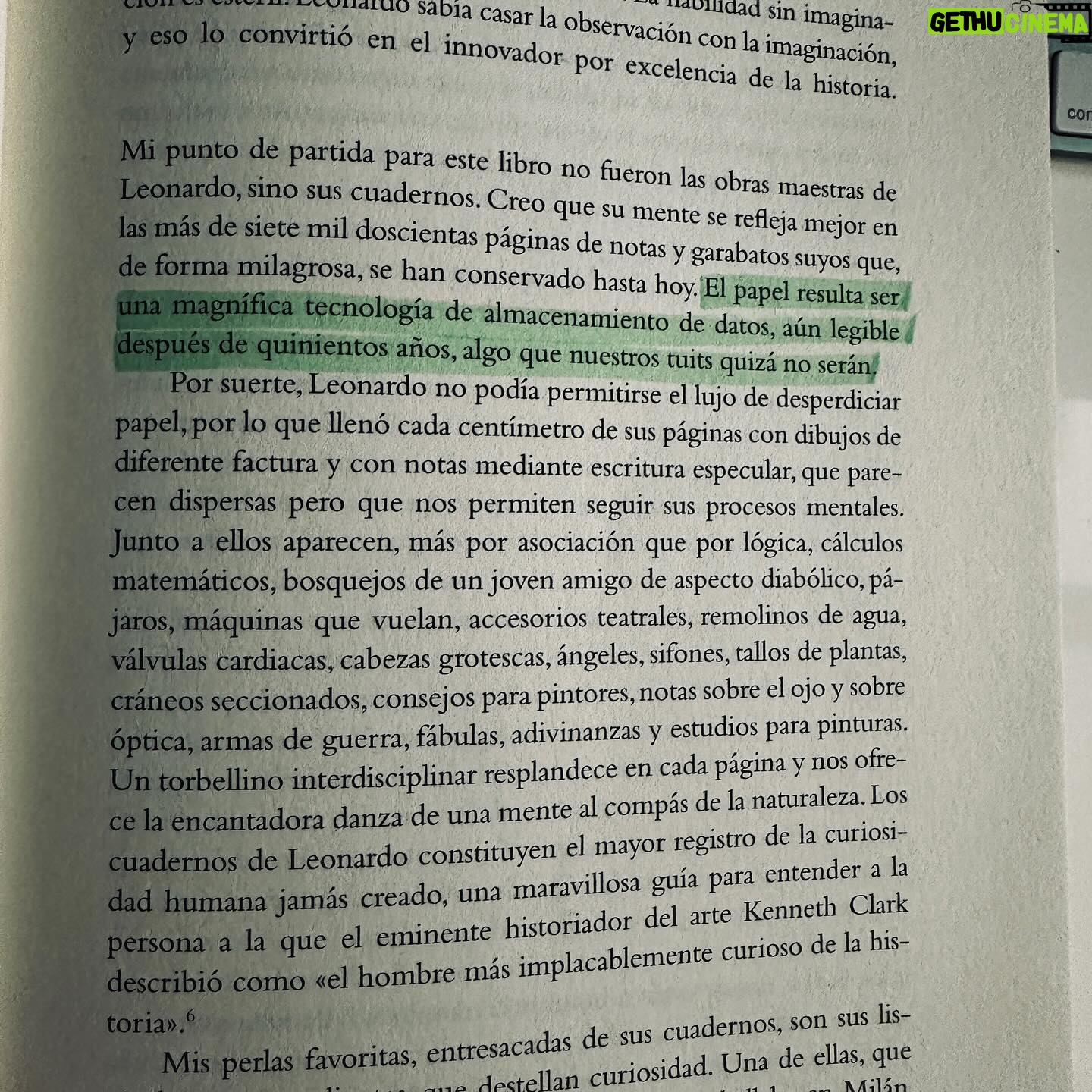 Laura Chimaras Instagram - Leer la segunda foto con calma… Mi primer post del 2024 va dedicado a quien robó mis pensamientos en todo el mes de Diciembre, haciendo de mi vida un carrusel de emociones, asombro, nostalgia y misterio, al maestro Leonardo Da Vinci. Sin duda el mejor libro que he leído en mi vida. Gracias @walter_isaacson tu pluma es una locura, lograste que me imaginara sentada en el estudio de Leonardo mientras trabajaba, gracias por ser vocero de grandes seres que todo el mundo debería conocer. 🥃