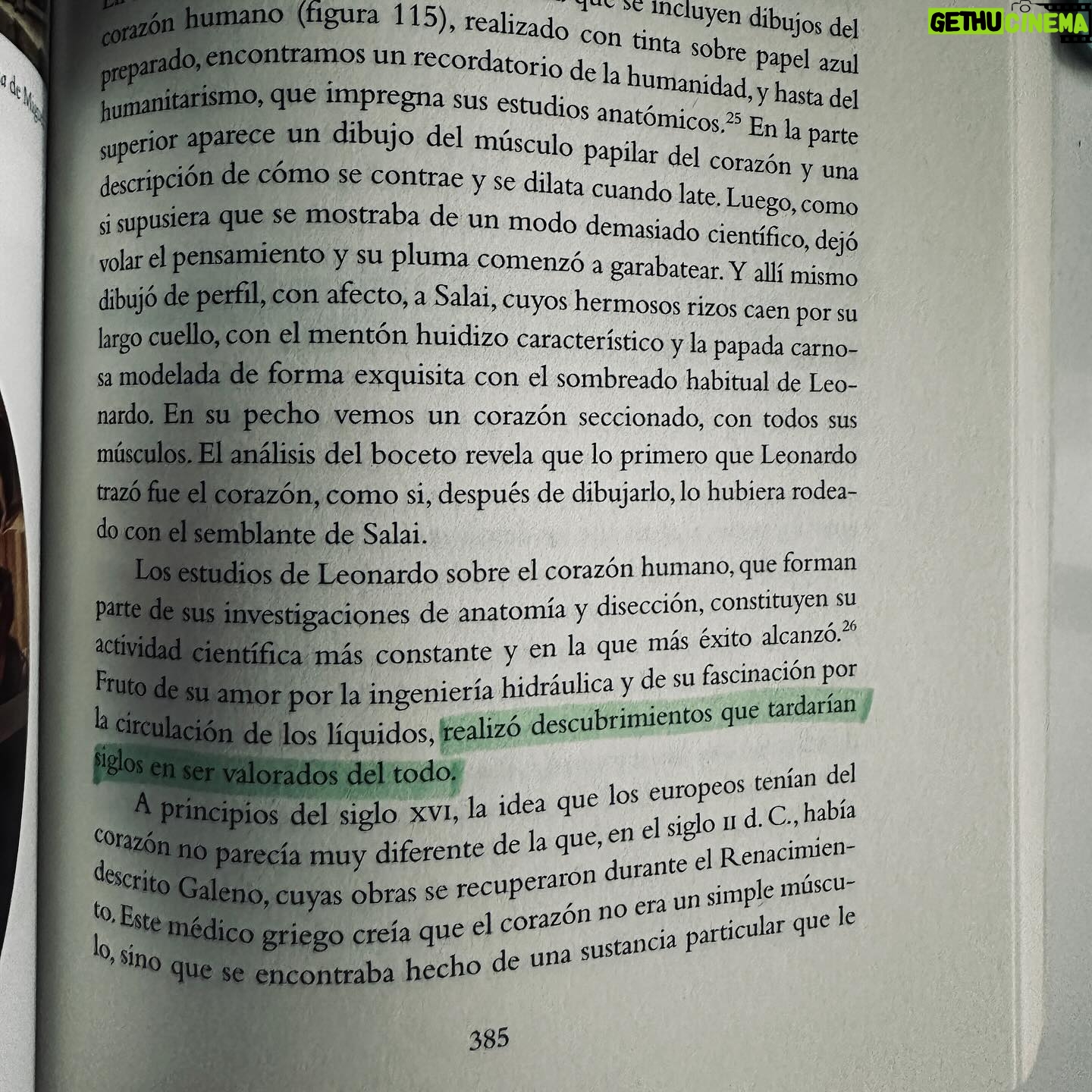 Laura Chimaras Instagram - Leer la segunda foto con calma… Mi primer post del 2024 va dedicado a quien robó mis pensamientos en todo el mes de Diciembre, haciendo de mi vida un carrusel de emociones, asombro, nostalgia y misterio, al maestro Leonardo Da Vinci. Sin duda el mejor libro que he leído en mi vida. Gracias @walter_isaacson tu pluma es una locura, lograste que me imaginara sentada en el estudio de Leonardo mientras trabajaba, gracias por ser vocero de grandes seres que todo el mundo debería conocer. 🥃
