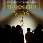 Laura Chimaras Instagram - Poema: Maestra Vida, en vivo desde Miami 🎶🎤 Un gran viaje esa noche, de sentimientos, alegrías, risas, lágrimas. Déjame tu comentario cuando termines de escucharla🖤 Y si te gusta mucho, recuerda que la tienes en Spotify para que la pongas en el carro🎧 Por cierto, el final de este video me 💔 #poema #poesíaymúsica #nuncapierdaslafe #chimaraslaura #vida #maestravida #poetry #poetrycommunity #poesiaenespañol #miami #fe