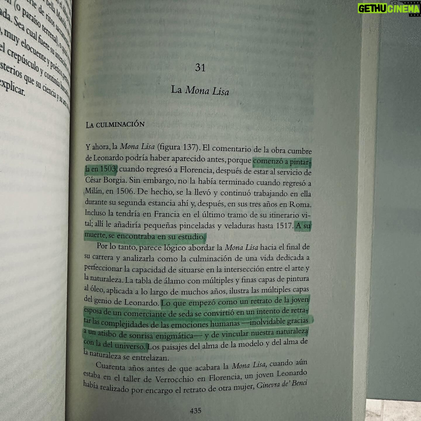 Laura Chimaras Instagram - Leer la segunda foto con calma… Mi primer post del 2024 va dedicado a quien robó mis pensamientos en todo el mes de Diciembre, haciendo de mi vida un carrusel de emociones, asombro, nostalgia y misterio, al maestro Leonardo Da Vinci. Sin duda el mejor libro que he leído en mi vida. Gracias @walter_isaacson tu pluma es una locura, lograste que me imaginara sentada en el estudio de Leonardo mientras trabajaba, gracias por ser vocero de grandes seres que todo el mundo debería conocer. 🥃