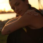 Laura Chimaras Instagram - TENEMOS UN NUEVO POEMA EN TODAS LAS PLATAFORMAS DE MÚSICA✍🏻🎤 GOLONDRINA🎹 Otra golondrina que se va, como nube sin visa, como nómada que emigra, olvidando su nido atrás. Cuando la aurora marque la hora de surcar nuevos cielos, y alces vuelo a otros senderos. Extrañaré el trinar mañanero, guardaré tu nido en mi seno, por si decides regresar. Escúchala en 🎧 Spotify Apple Music YouTube Etc #poema #poesíaymúsica #poeta #chimaraslaura #golondrina #spokenword