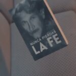 Laura Chimaras Instagram - En sólo tres noches he tocado a 1.500 almas, algunas las he abrazado, otras desde lejos los he visto. Mucha energía, mucha vida, sonrisas, lágrimas. He visto cómo se disfrutan un poema y lo graban como quien está escuchando su canción favorita. He visto cómo la poesía ha logrado una catarsis colectiva✍🏻 Una gran amiga @soymaleh me hizo vivir por primera vez recitar un poema mientras ella canta, fue un momento sublime. Gracias🥹 Gracias @skullmagic.films por este video tan increíble🔥 Gracias a todos los que hicieron posible esa noche @bunkerlogistico @alikydsousa @meliacaracas @aviorair @nelsoncollazo @chestercastel23 @sinaiccs @diegoaletu @aerovisualvnzla Gracias al creador de mi chaqueta, @lelejackets muy duro 🔥