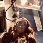 Laura Chimaras Instagram - Ya son, más de 5 meses que el estudio se ha convertido en mi segunda casa, para crear, sentir, reír, cometer errores, un sin fín de cosas. Hace meses que estoy en la construcción de algo que ni yo estaba muy clara de cómo iba a sonar y el camino de creación me mostró sus colores, sus sonidos, la voz que va a estar presente… Me hizo crear una familia nueva. No sé que sería de este álbum sin @profmosquera por sus ideas, su calma, su entusiasmo. Sin @robbiemeza por su arte, su producción musical, ideas, entrega. Honrada me siento de poder decir que los muchachos de @demastersinc @franksantofimio @enderthomas son parte de esta creación. Las ideas de frank tan valiosas, sus tocadas de guitarra en la mañana mientras buscábamos algún sonido, su tiempo y siempre su buena vibra. Y algo que debo confesar, este álbum no sería lo que está empezando a ser sin las voces, arreglos, ideas, sentimientos, de @enderthomas admiración total a su arte y entrega en cada minuto. ¿Será que ya les empiezo a mostrar cómo vamos? ¿Qué dicen? ¿Preparados para escuchar más poesía? #poesíaymúsica #poemas #poeta #albumspokenword